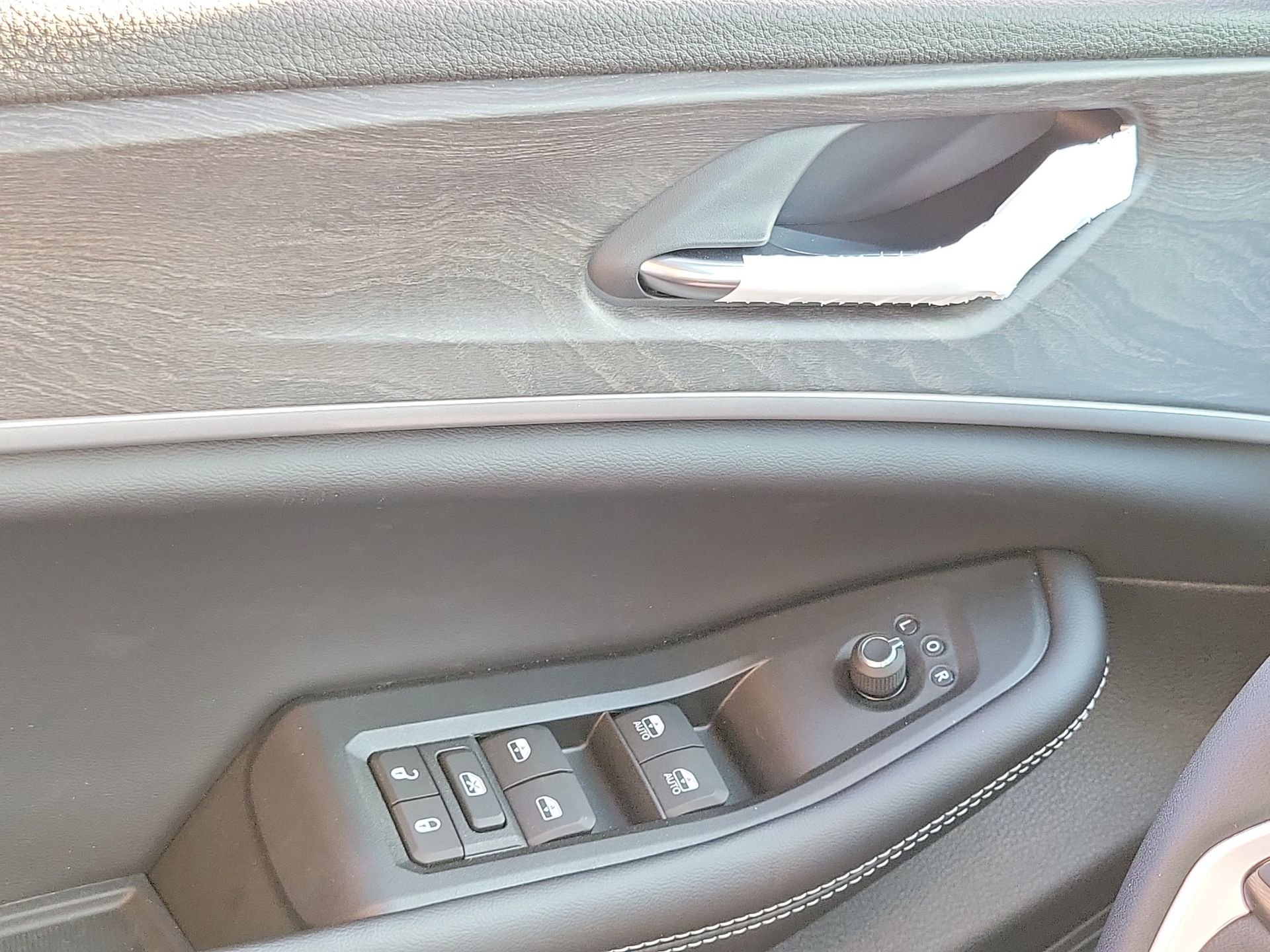 New 2026 Bright White Clear-Coat Exterior Paint Jeep Laredo image 6