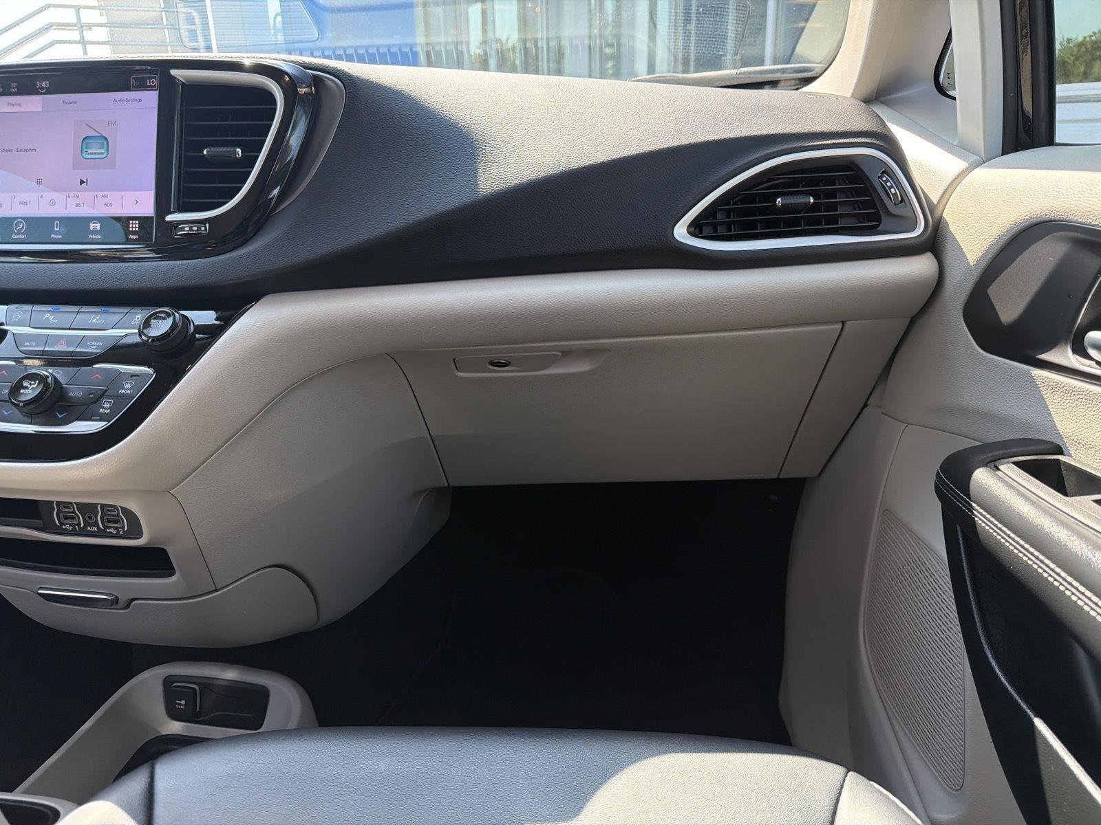 2024 Chrysler Pacifica Touring L - Photo 31