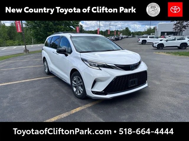 2022 Toyota Sienna XSE 7-Passenger Hybrid AWD's photo