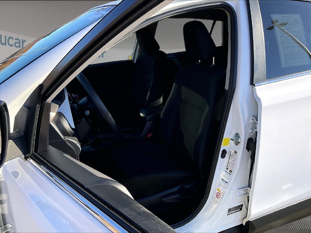 Used 2018 White Toyota LE image 10