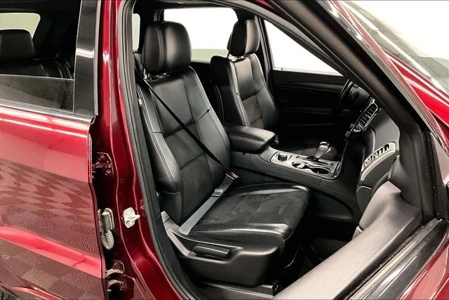 Used 2020 Velvet Red Pearlcoat Jeep Altitude image 8