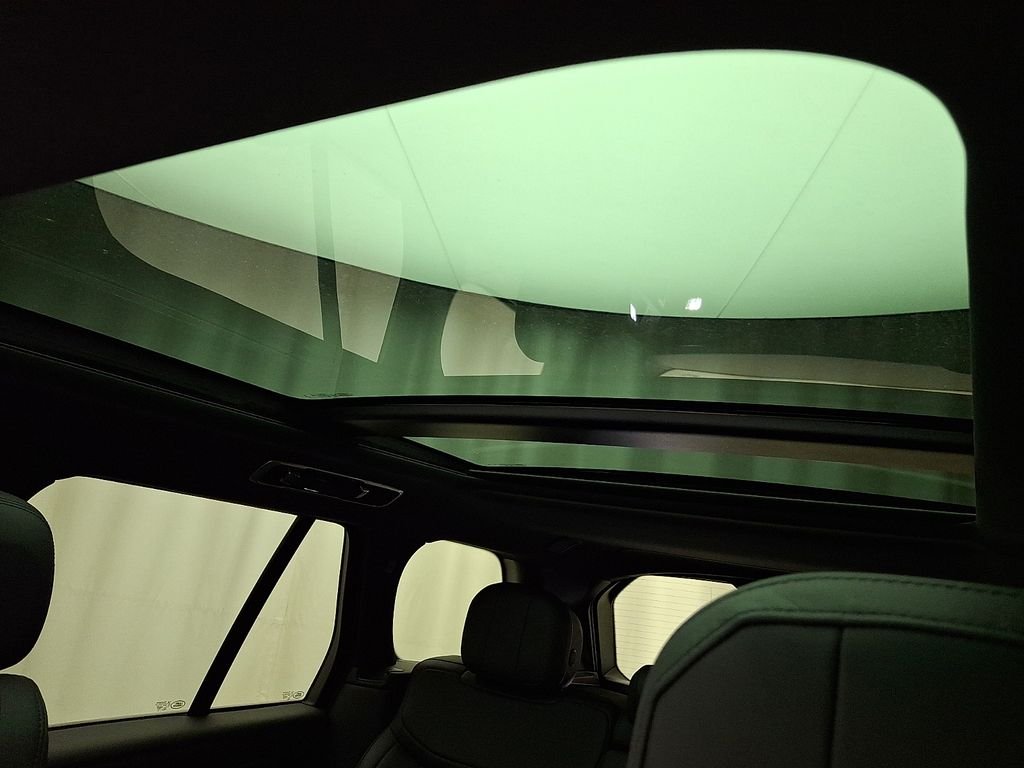 Used 2025  Land Rover SE image 15