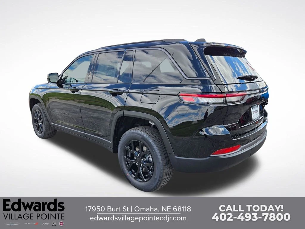 New 2026 Diamond Black Crystal Pearl-Coat Exterior Paint Jeep Laredo Altitude image 5