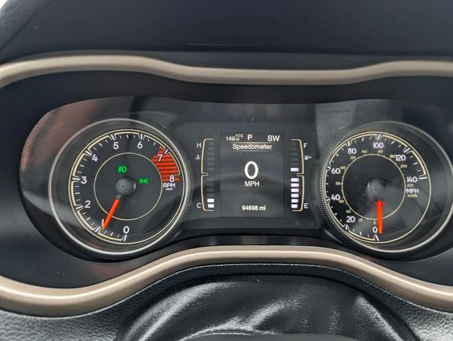Used 2018 Silver Jeep Latitude image 19