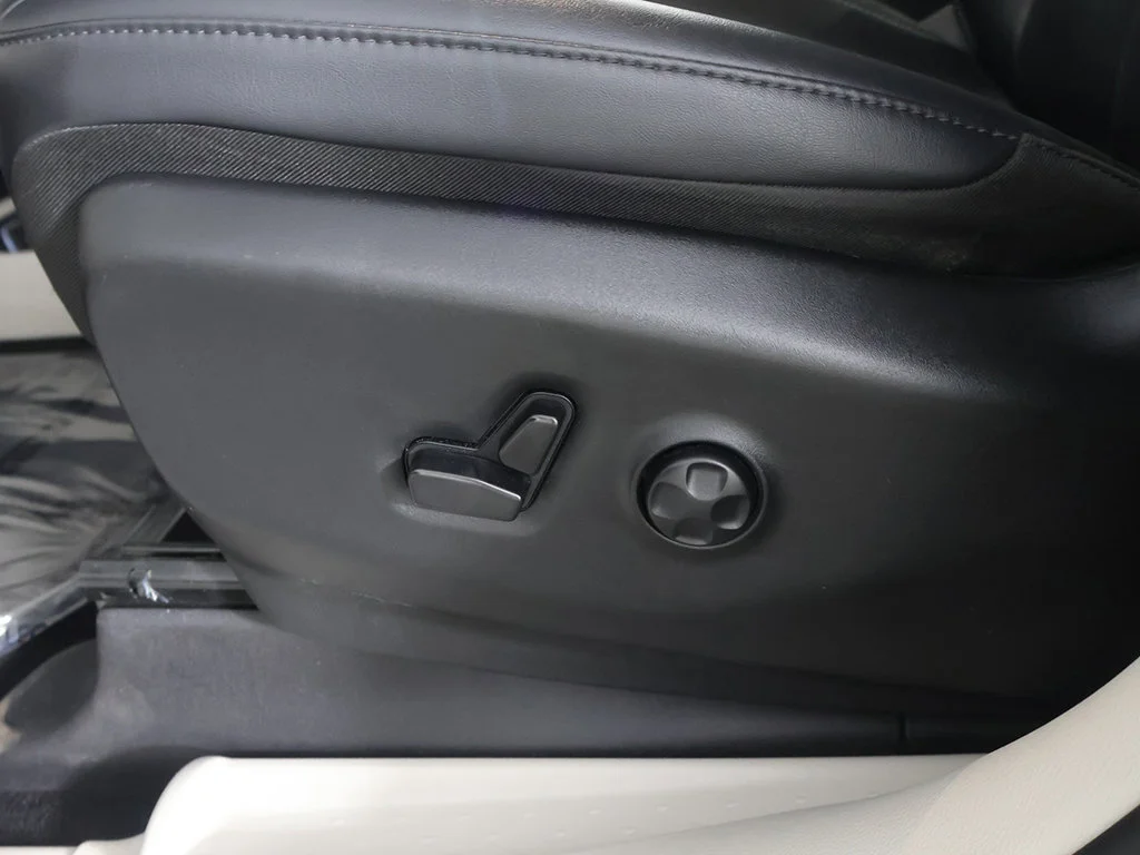 Used 2024 Silver Mist Clearcoat Chrysler Touring L image 33
