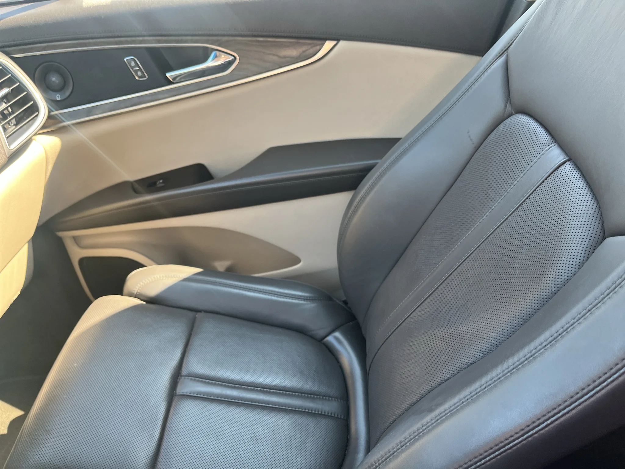 Used 2020 Pristine White Lincoln Reserve image 16