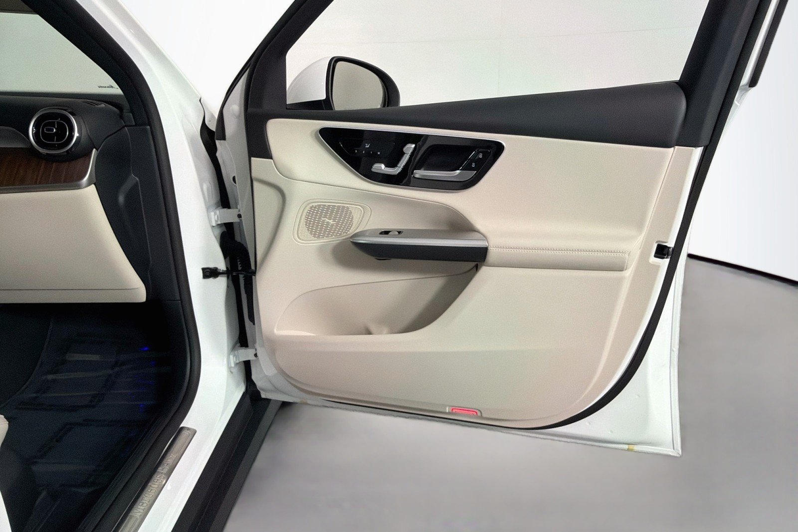 New 2026 Polar White Mercedes-Benz GLC 300 SUV image 23