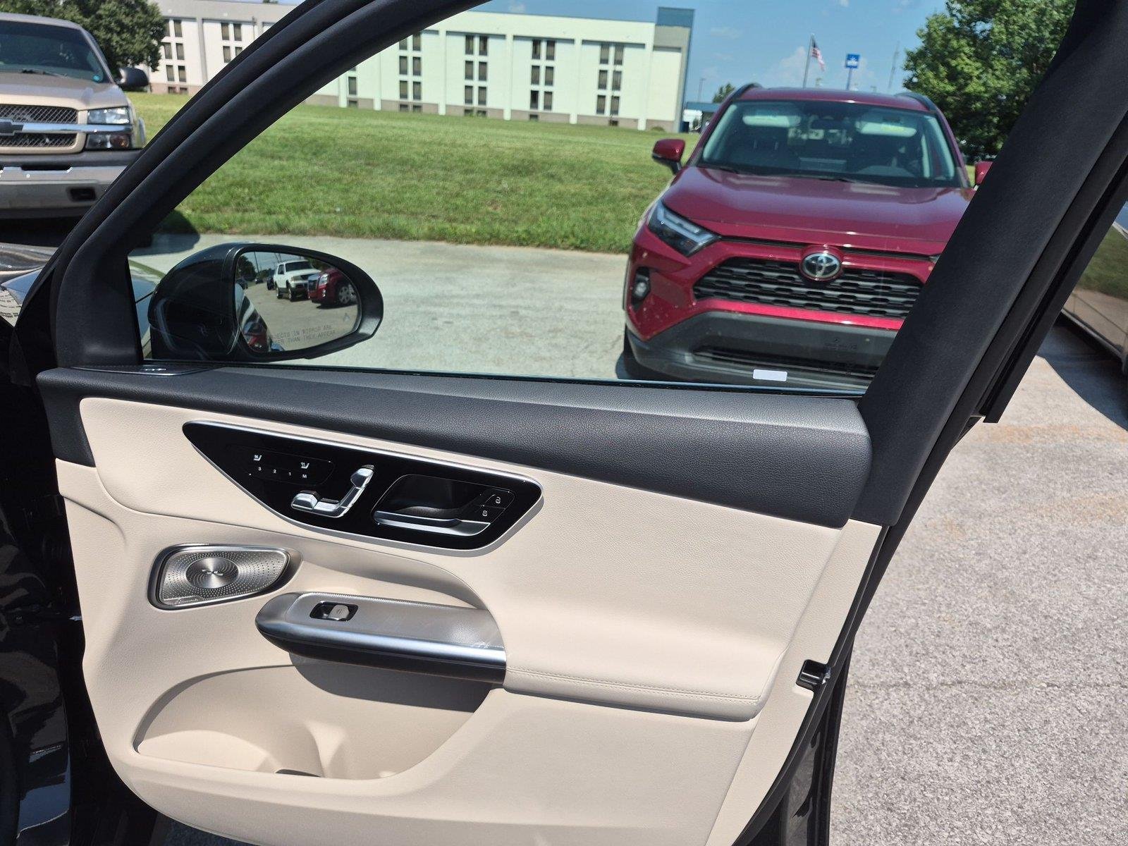 New 2027 Graphite Grey Metallic Mercedes-Benz GLC 300 image 36