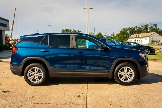 Used 2021 Blue Emerald Metallic GMC SLE image 19