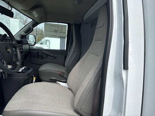 New 2025 Summit White Chevrolet 1WT image 16
