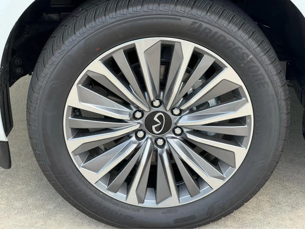 New 2026 RADIANT WHITE INFINITI LUXE image 7