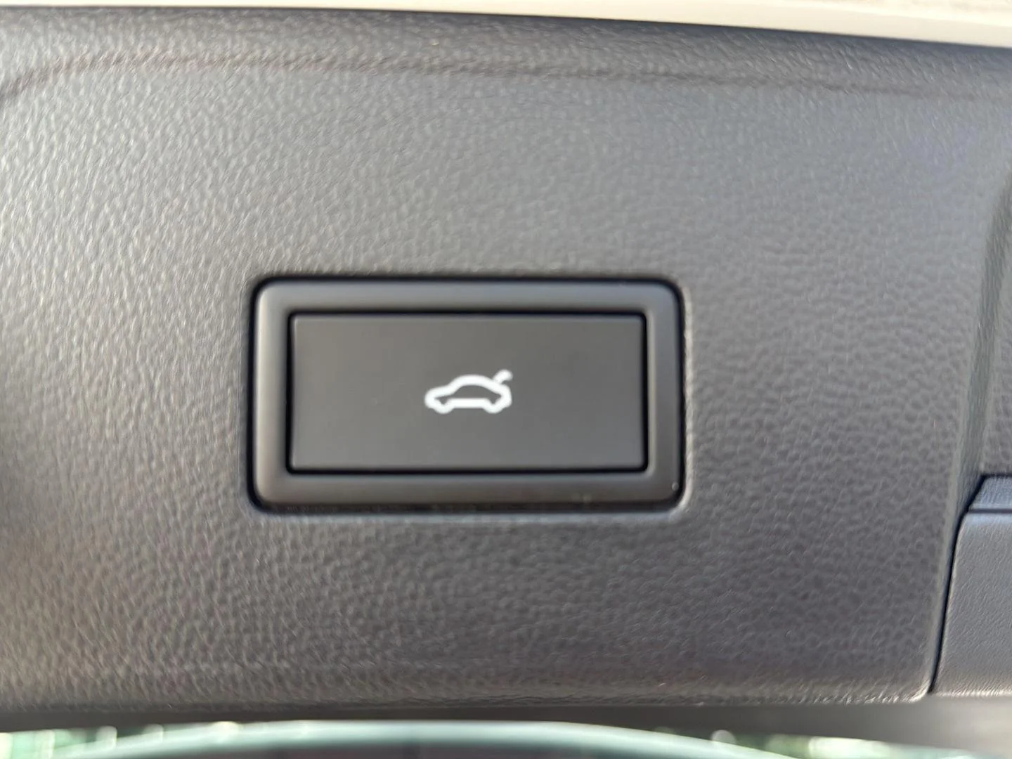Certified Used 2025  Volkswagen 2.0T SEL image 22