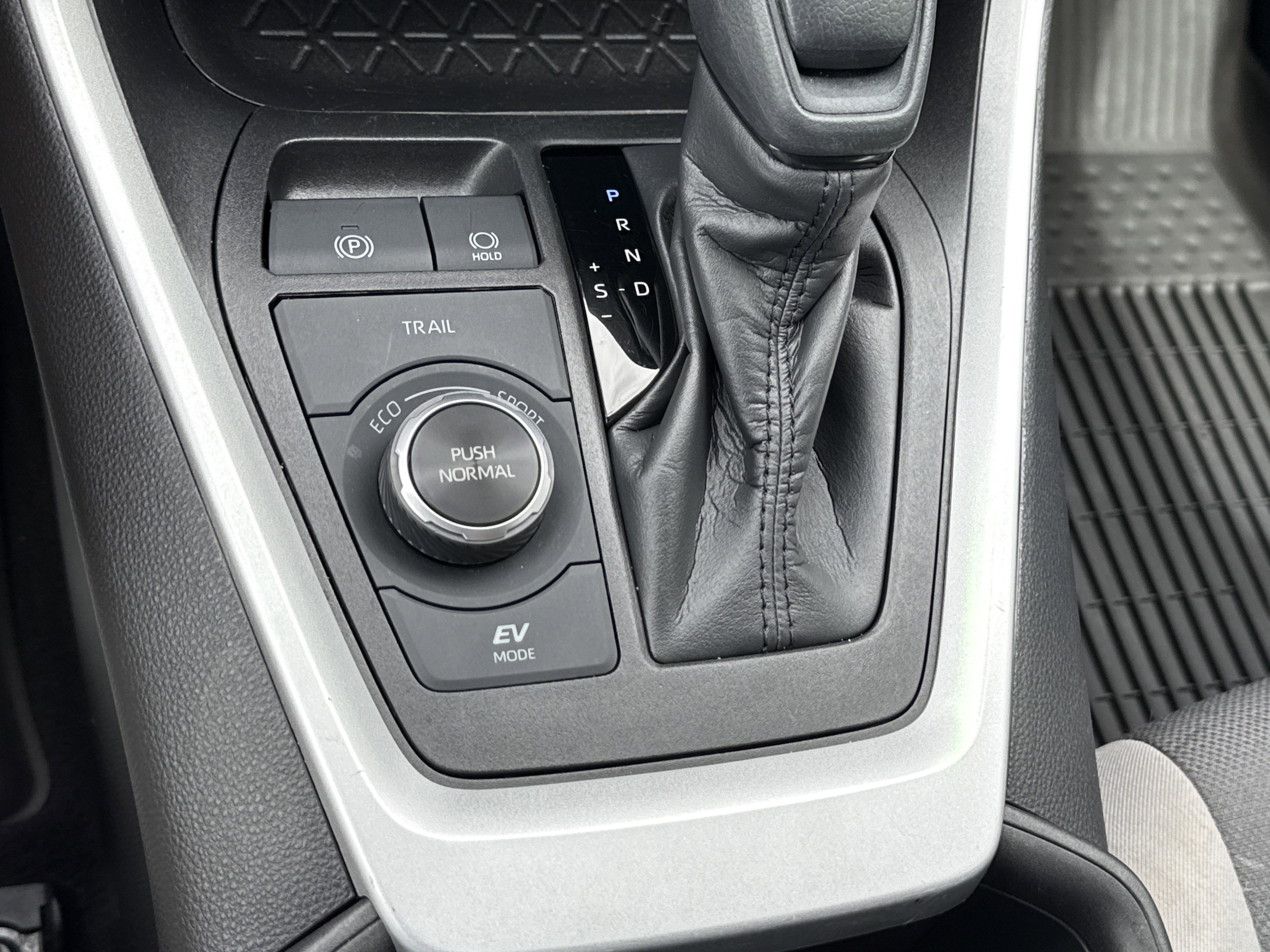 2023 Toyota RAV4 XLE - Photo 28