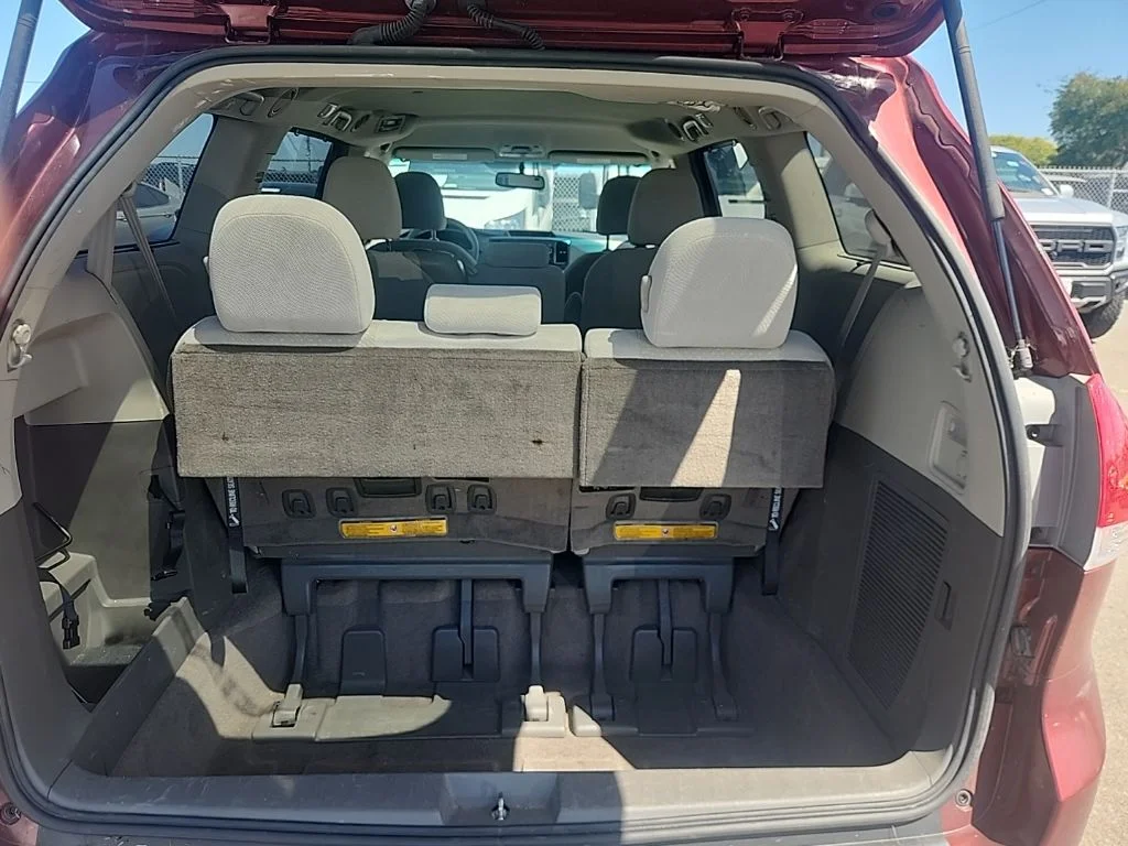 Used 2014 Red Toyota LE image 17