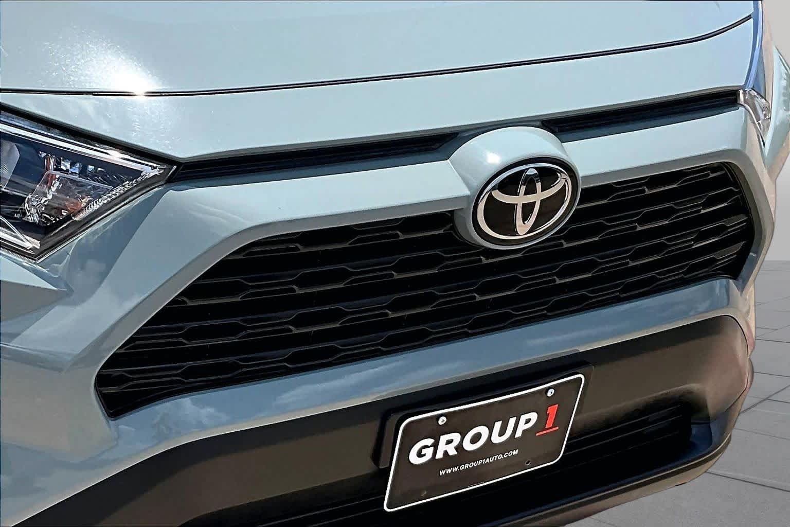 Used 2020 Lunar Rock Toyota XLE Premium image 30