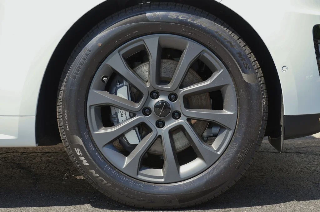 New 2026 Fuji White Land Rover SE image 9