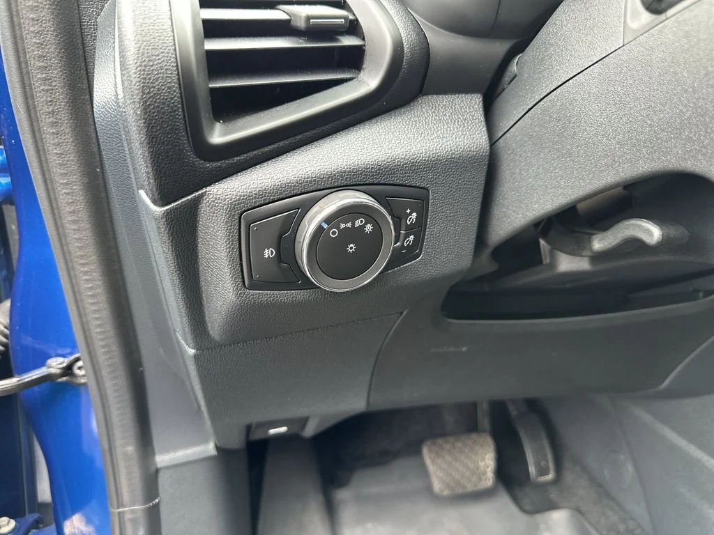 Used 2021 Blue Ford SE image 15