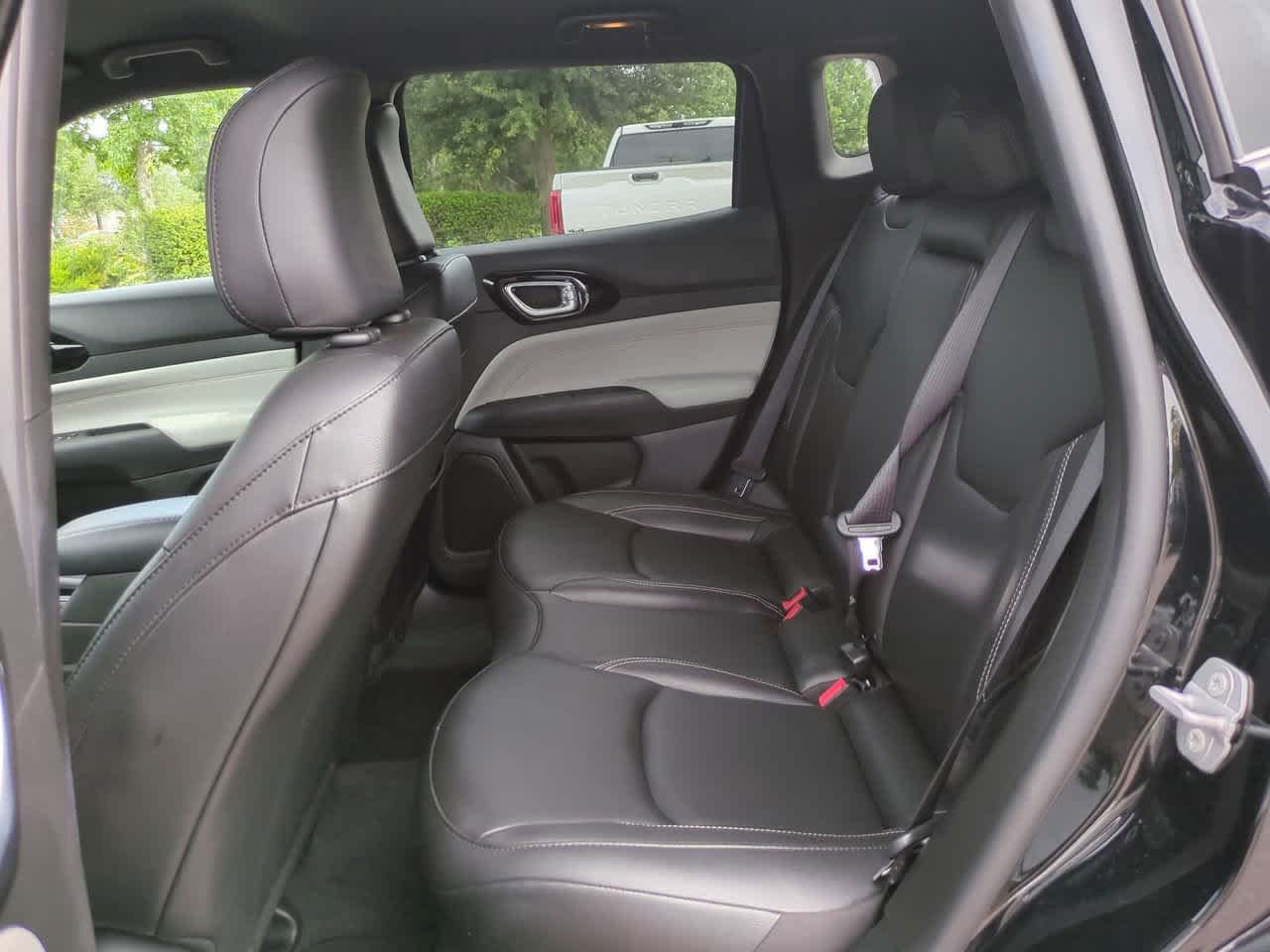 Used 2025 Diamond Black Crystal Pearlcoat Jeep Limited image 13
