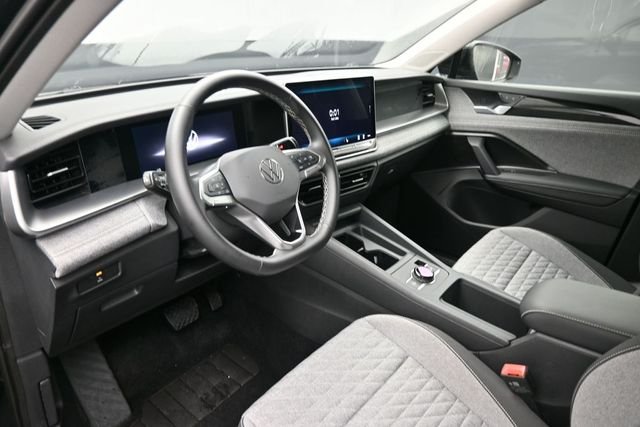 Used 2025  Volkswagen 2.0T S image 18