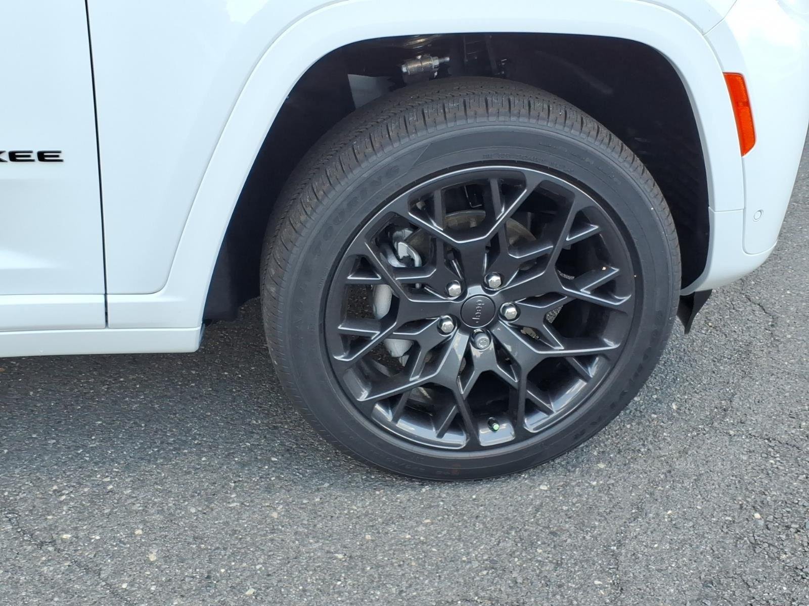 New 2026 Bright White Clear-Coat Exterior Paint Jeep Summit image 13