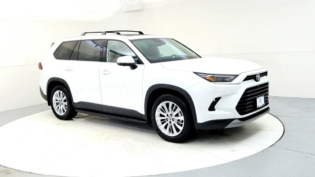 New 2026 Wind Chill Pearl Toyota Platinum image 7