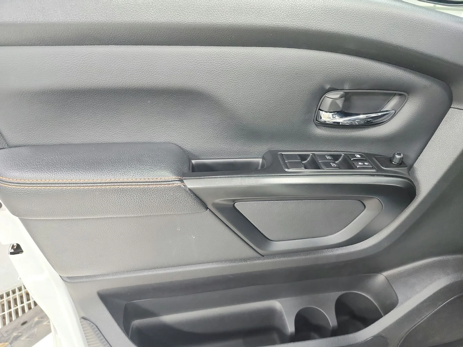 Used 2023 White Nissan PRO-4X image 35
