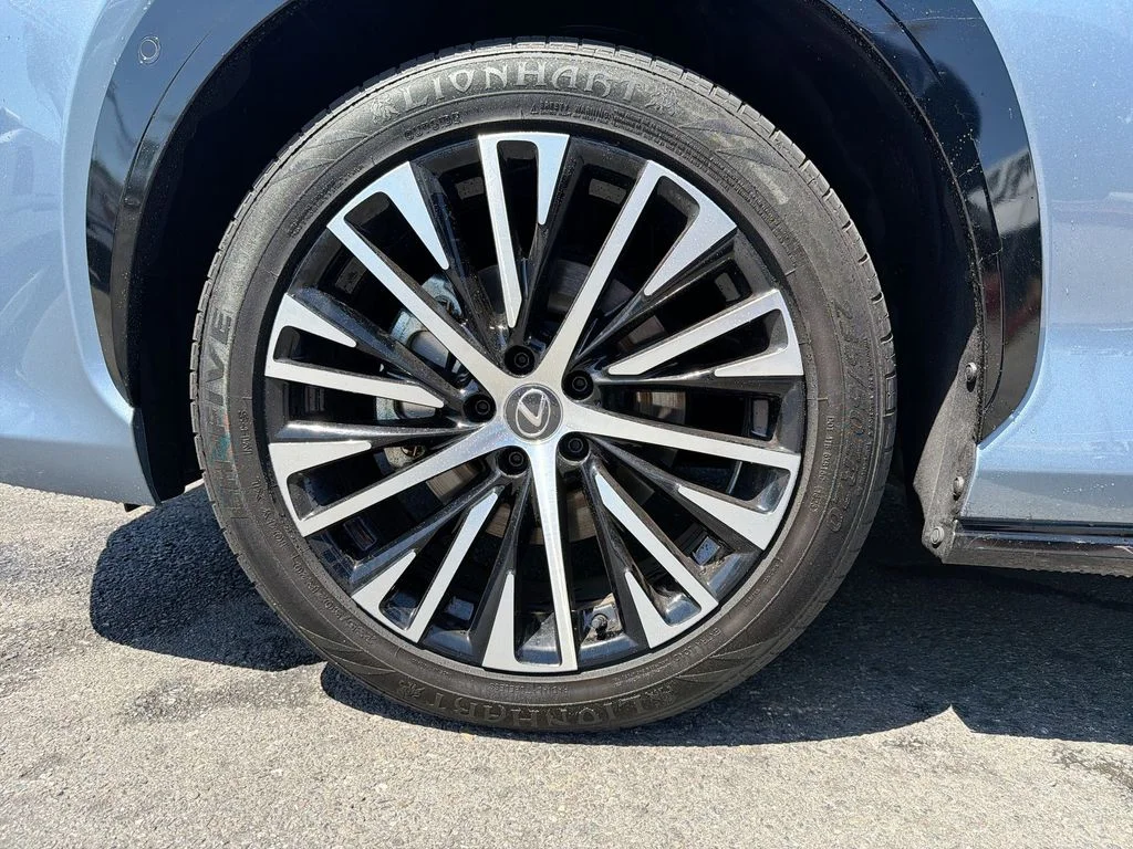 Used 2023  Lexus 450e Luxury image 19