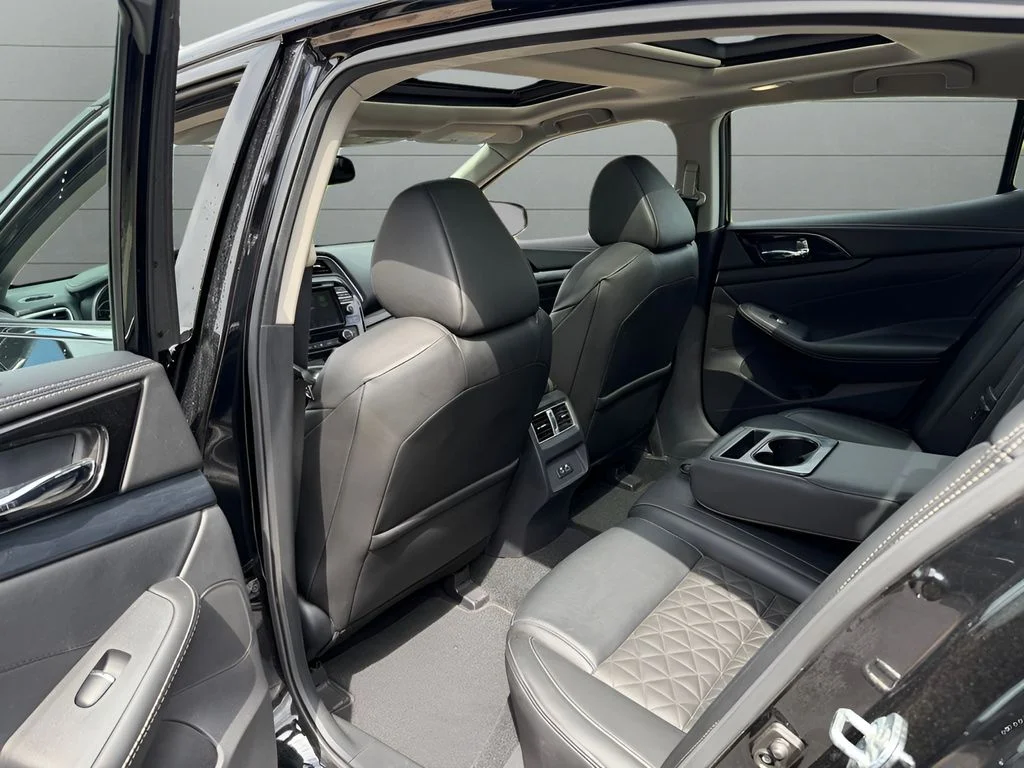 Used 2021 Black Nissan Platinum image 21
