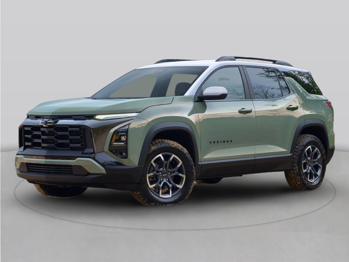Used 2025 Green Chevrolet LT image 1