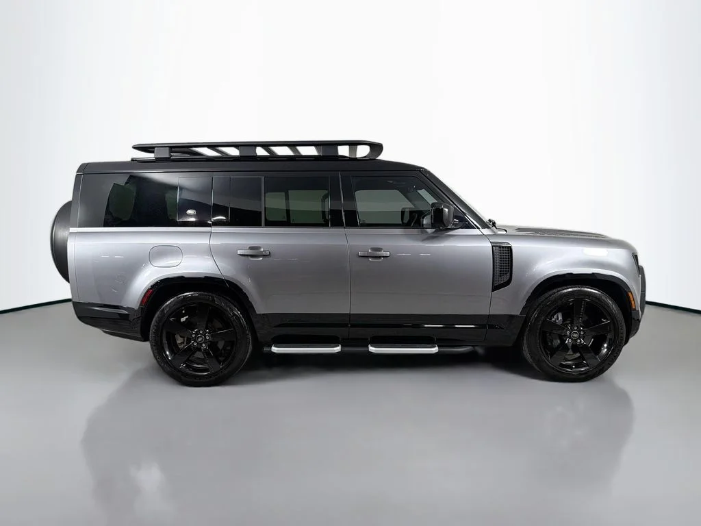 Used 2023 Eiger Grey Metallic Land Rover X-Dynamic SE image 4