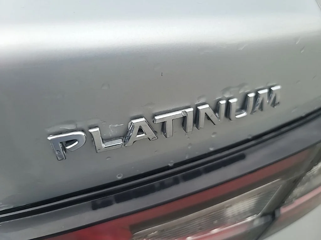 Used 2023 Silver Nissan Platinum image 9