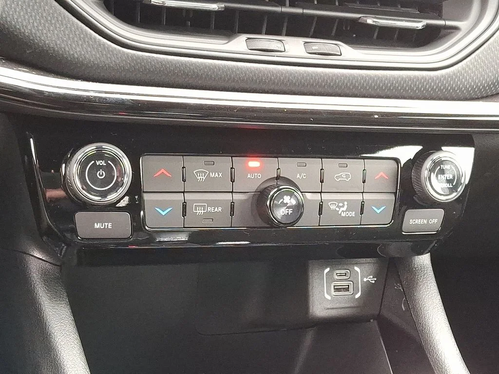 New 2026 Black Jeep Latitude image 11