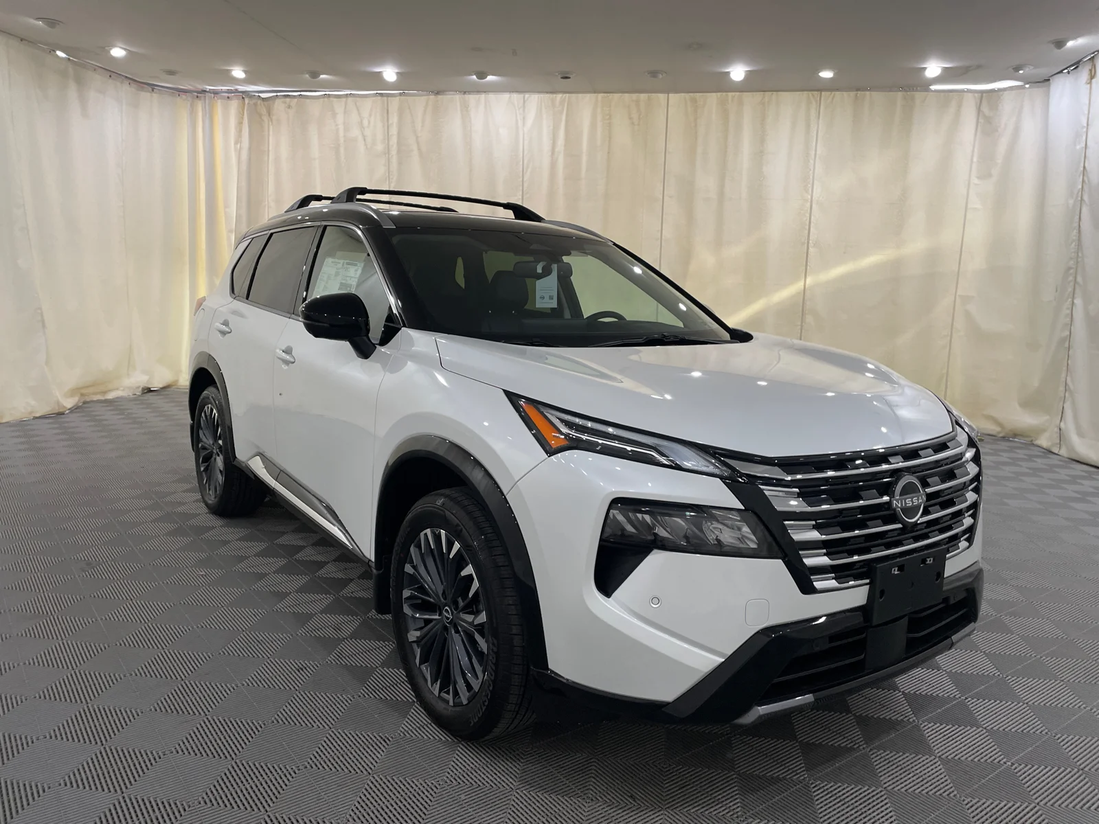 New 2026 Everest White Pearl/Super Black Nissan Platinum image 3