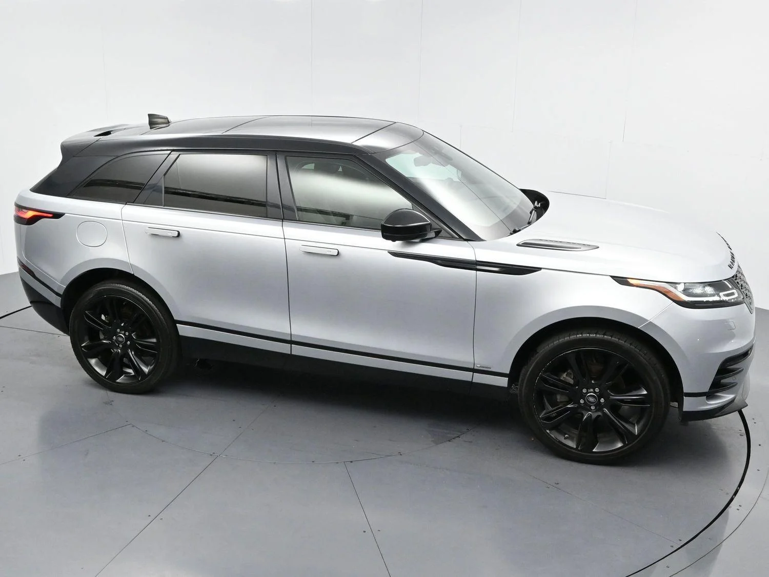 Used 2020 Silicon Silver Premium Metallic Land Rover R-Dynamic S image 36