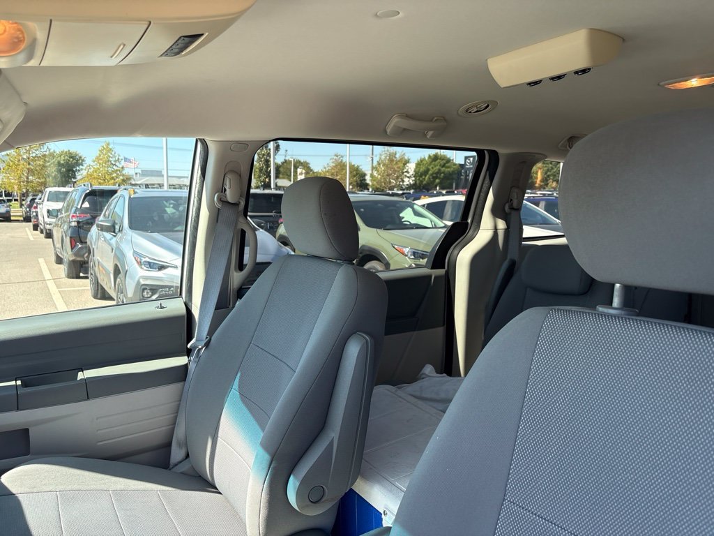 Used 2008 White Dodge SE image 4