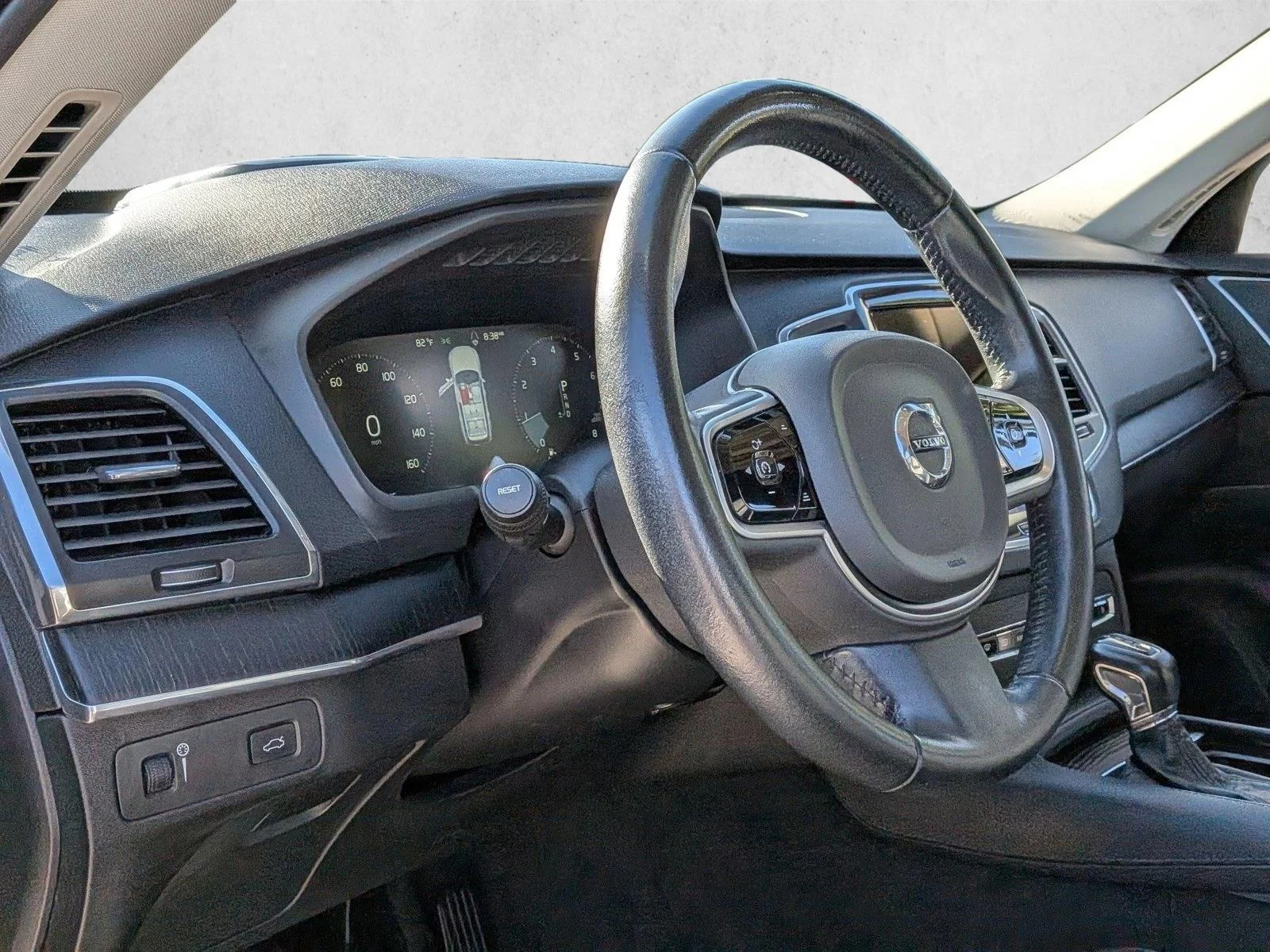 Used 2020 Bright Silver Metallic Volvo Momentum image 6