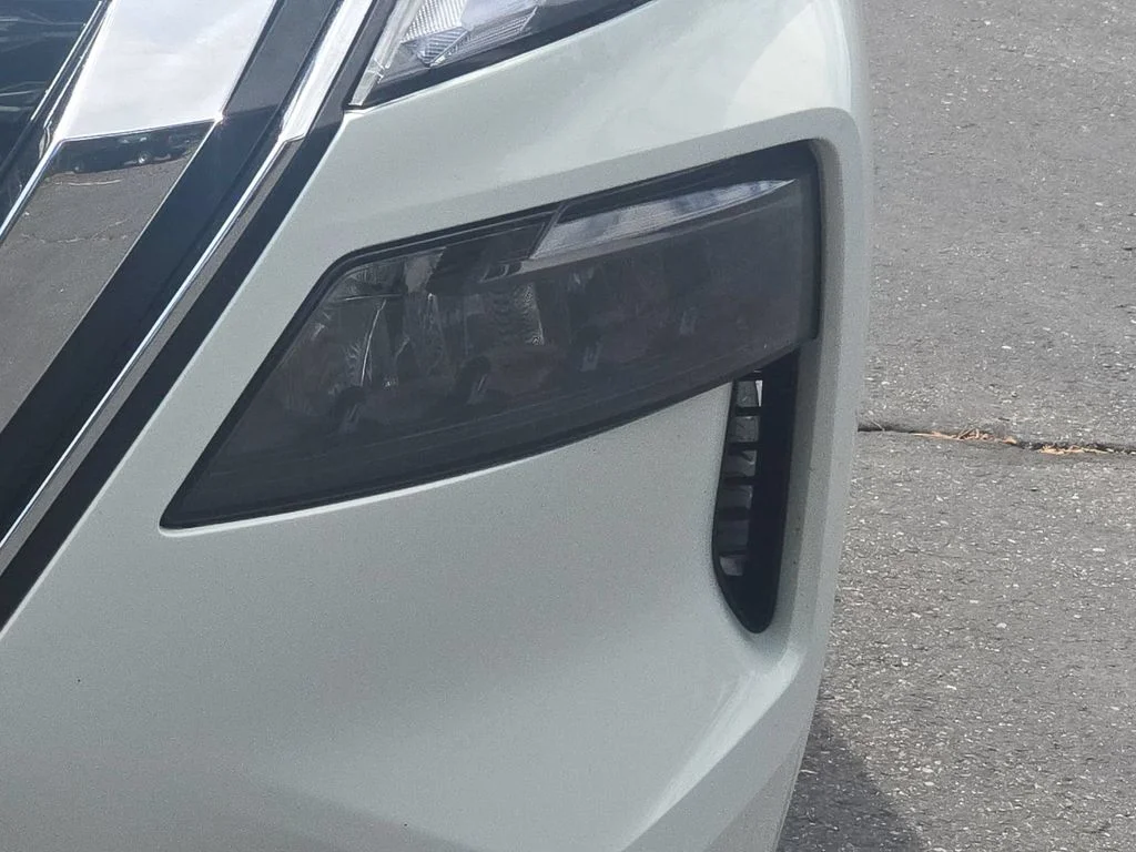 Used 2023 White Nissan S image 17