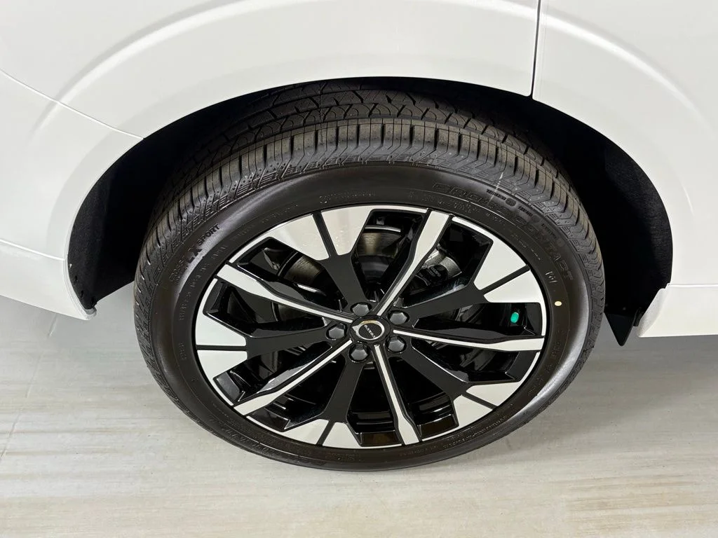 2026 Volvo XC60 Plus - Photo 10