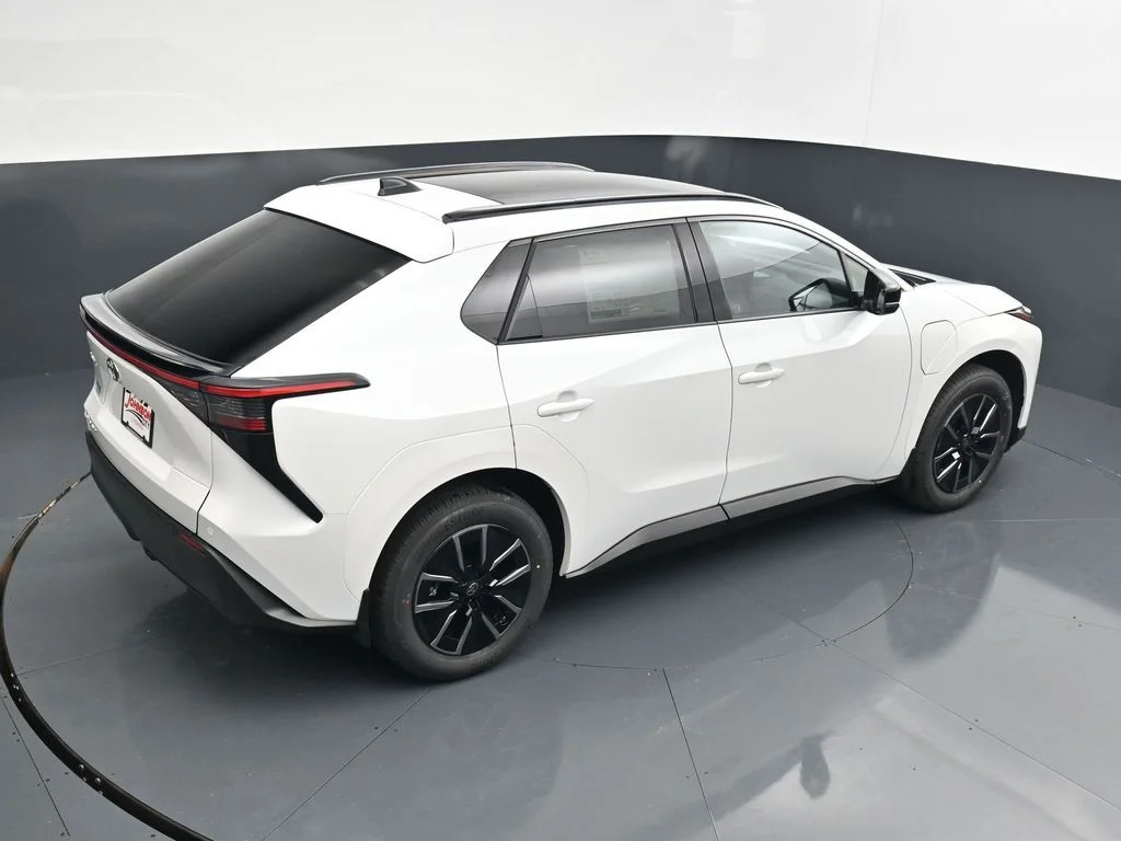 New 2026 Wind Chill Pearl <sup>1</sup> Toyota  XLE image 27