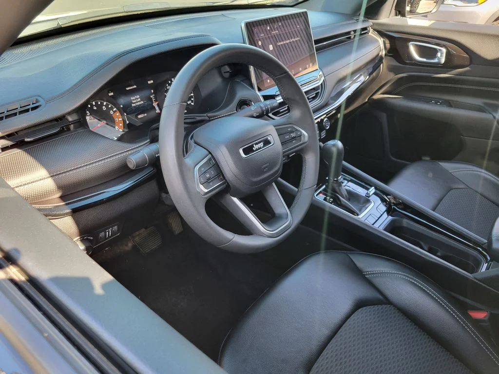 Used 2023 Black Jeep Latitude image 3