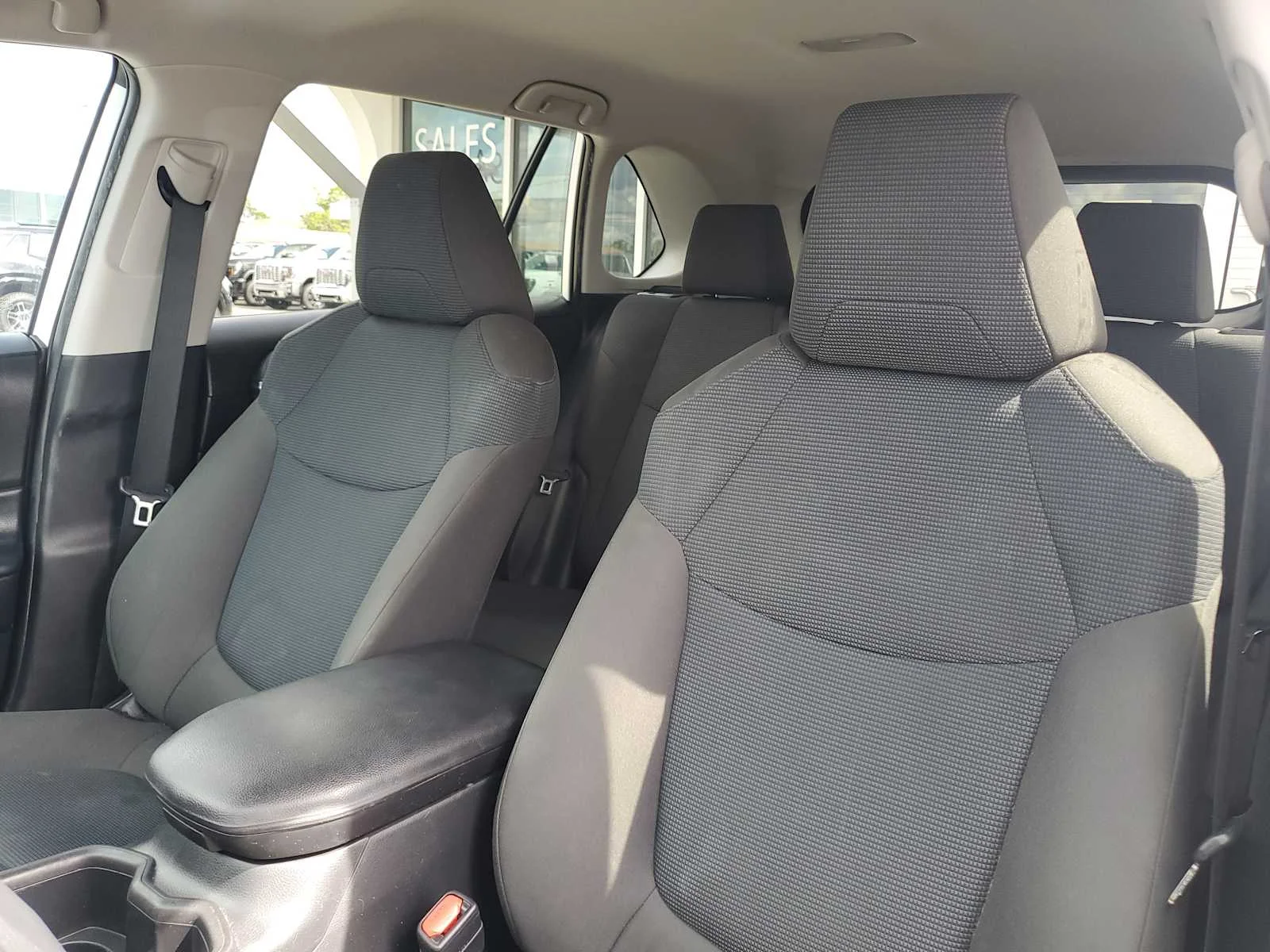 Used 2022 White White Toyota LE image 21