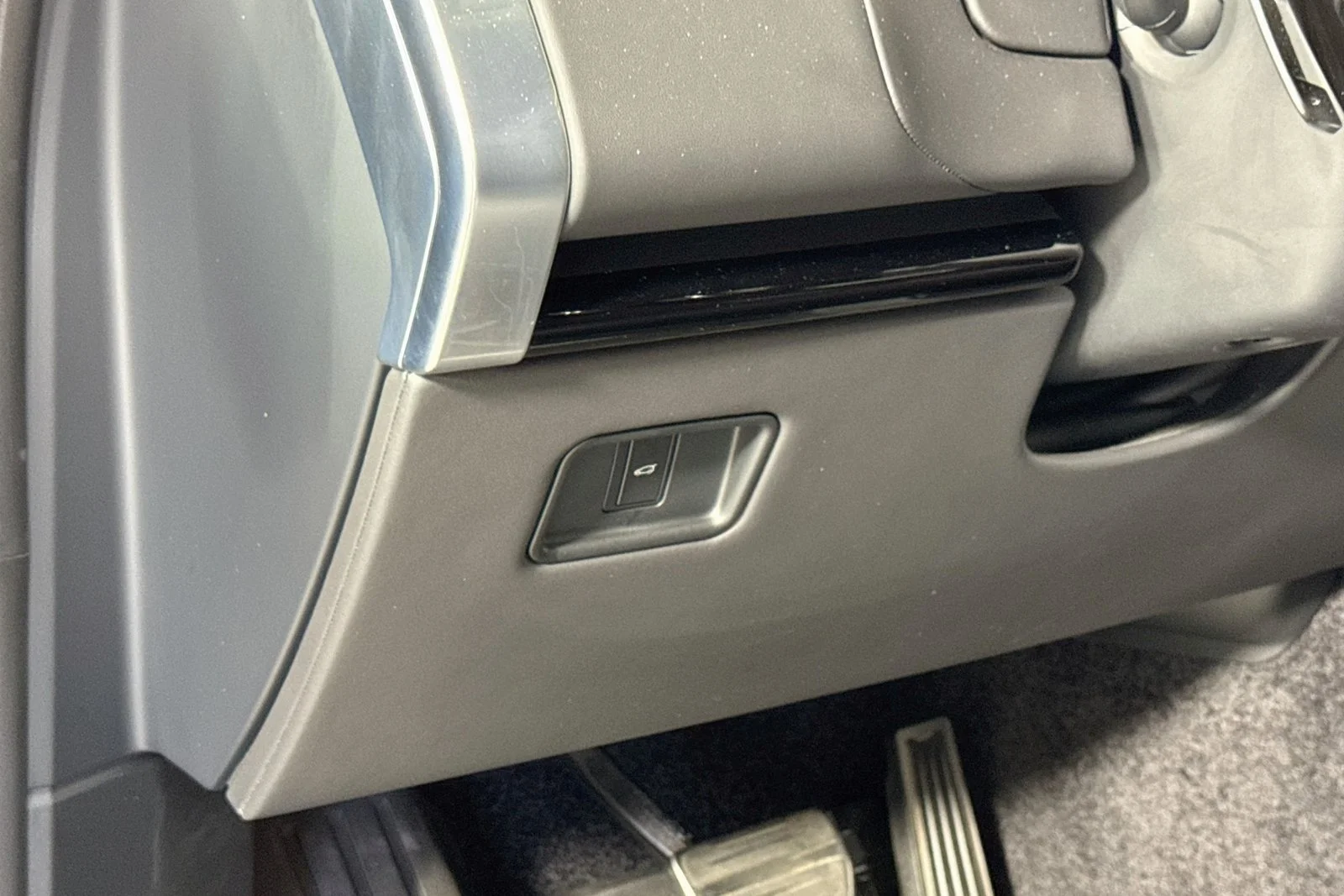 Used 2025 Santorini Black Metallic Land Rover SE image 10