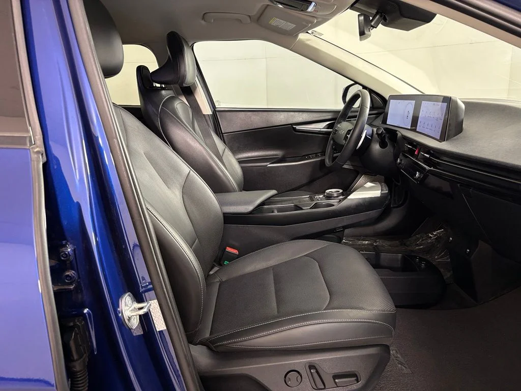 Used 2023 Blue Kia Wind image 49