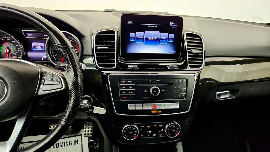 Used 2019 Black Mercedes-Benz GLE 400 4MATIC® SUV w/ Premium 1 & Parking Assist Pkgs image 17