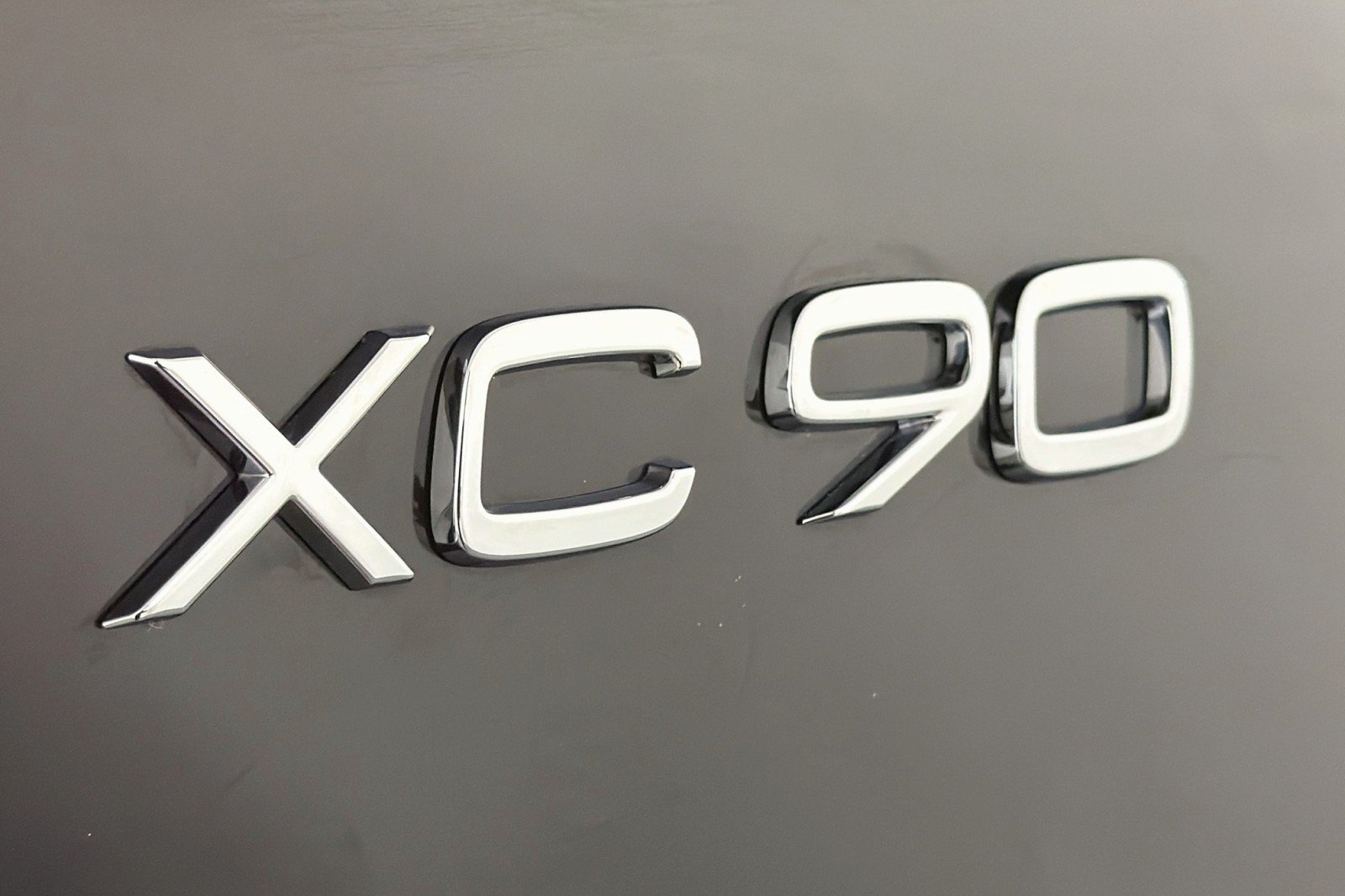 Used 2024 Onyx Black Metallic Volvo Ultimate Bright Theme image 10