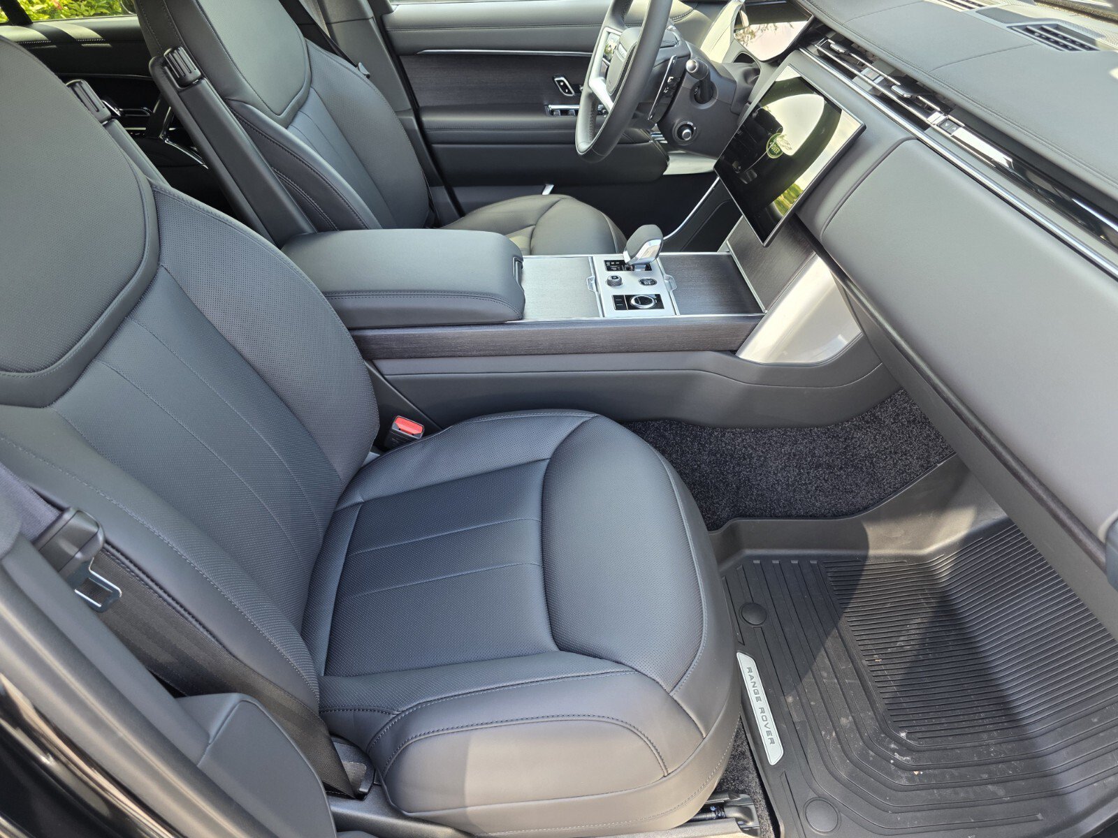 New 2027 Santorini Black Land Rover P400 SE image 3
