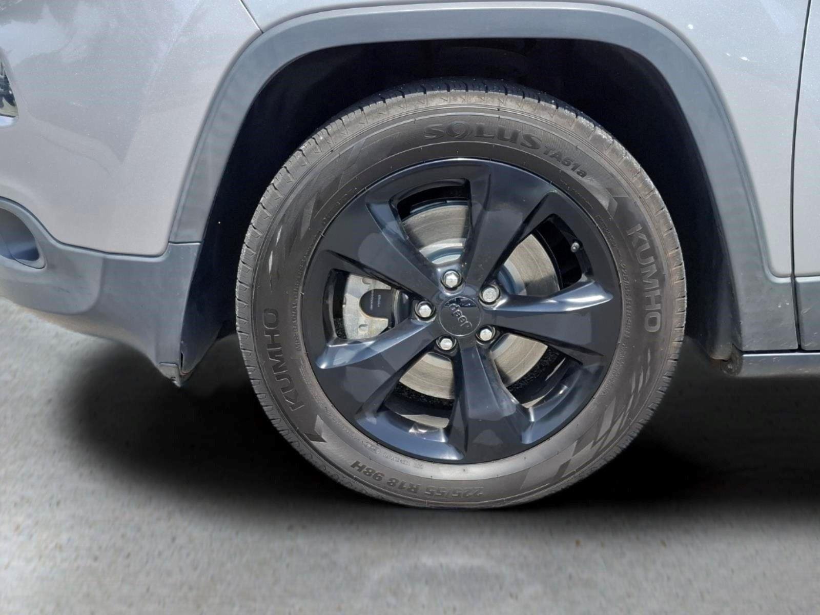 Used 2018 Billet Silver Metallic Clearcoat Jeep Latitude image 29
