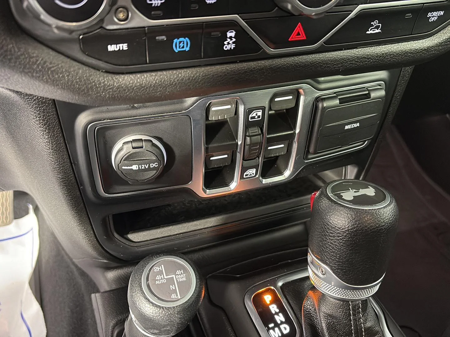 Used 2024 Earl Clearcoat Jeep Sport S image 36