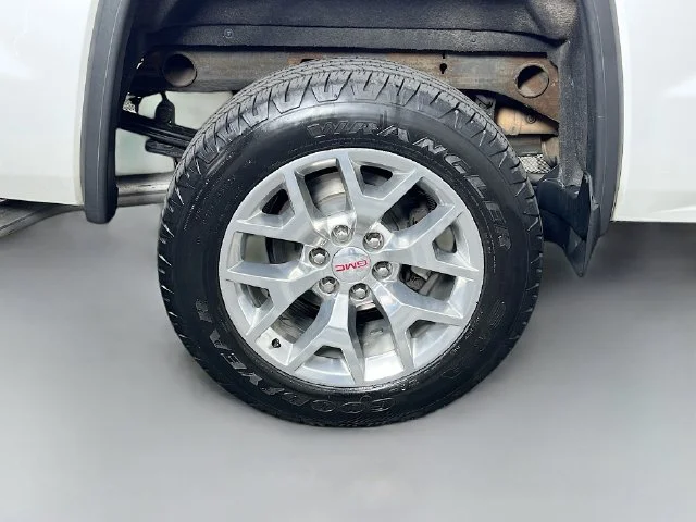 Used 2018 White GMC SLT image 37