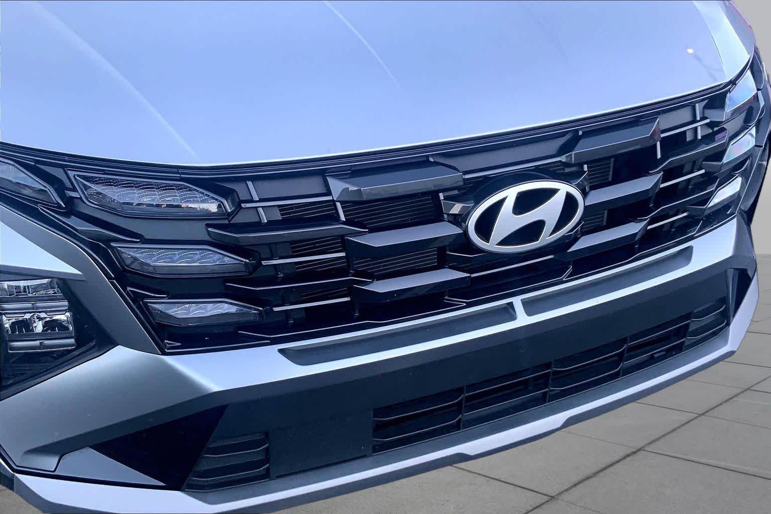 Used 2025 Shimmering Silver Hyundai SE image 27